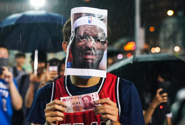 詹姆斯在日本队比赛中败北,连败引发热议的是谁 詹姆斯在日本队比赛中败北,连败引发热议的是谁